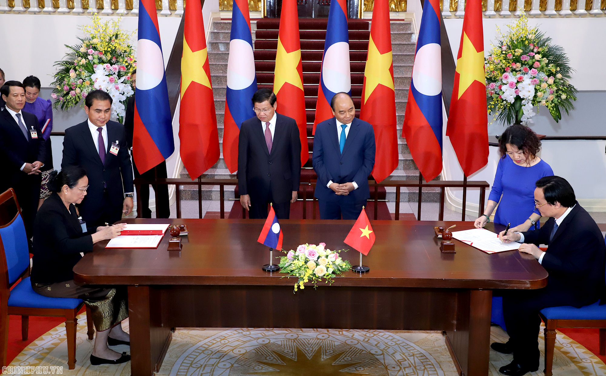 Thủ tướng Nguyễn Xuân Phúc và Thủ tướng  chứng kiến lễ ký và trao 8 văn kiện hợp tác trong các lĩnh vực kinh tế, đầu tư, giáo dục, tài chính, ngân hàng, năng lượng, hàng không (Ảnh: VGP)