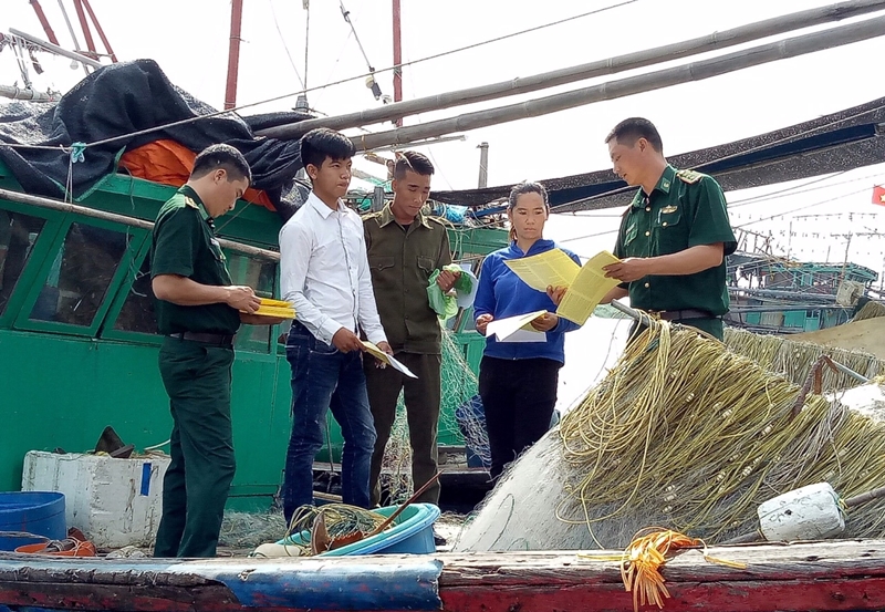Cán bộ đồn biên phòng tuyên truyền đến người dân các quy định về cấm khai thác thủy sản trái phép (Ảnh: Internet)