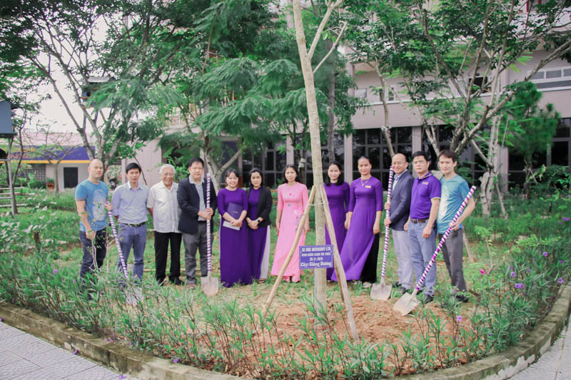 Trường Đại học Phú Xuân nhận và trồng cây chúc mừng 20/11 từ các đối tác