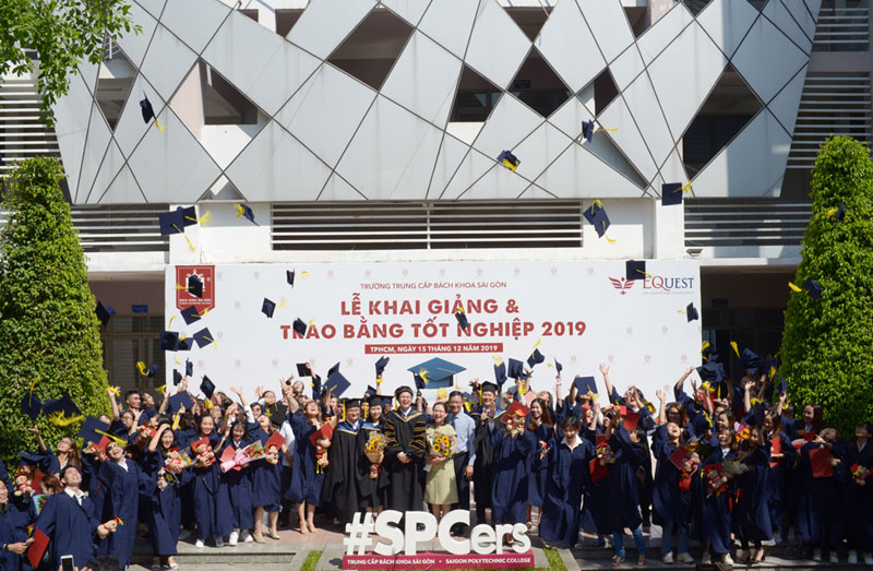 350 tân khoa vui mừng trong lễ tốt nghiệp của Trường Trung cấp Bách khoa Sài Gòn