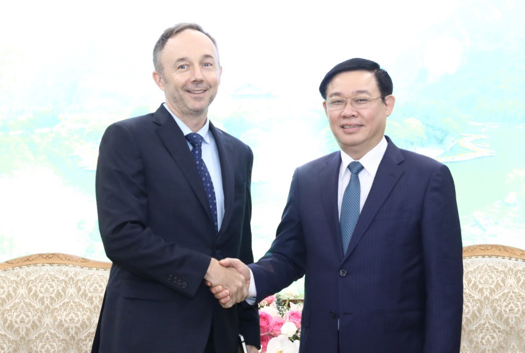 Phó Thủ tướng Vương Đình Huệ tiếp ông Chris Helzer, Phó Chủ tịch Tập đoàn Nike (Ảnh: VGP/Thành Chung)