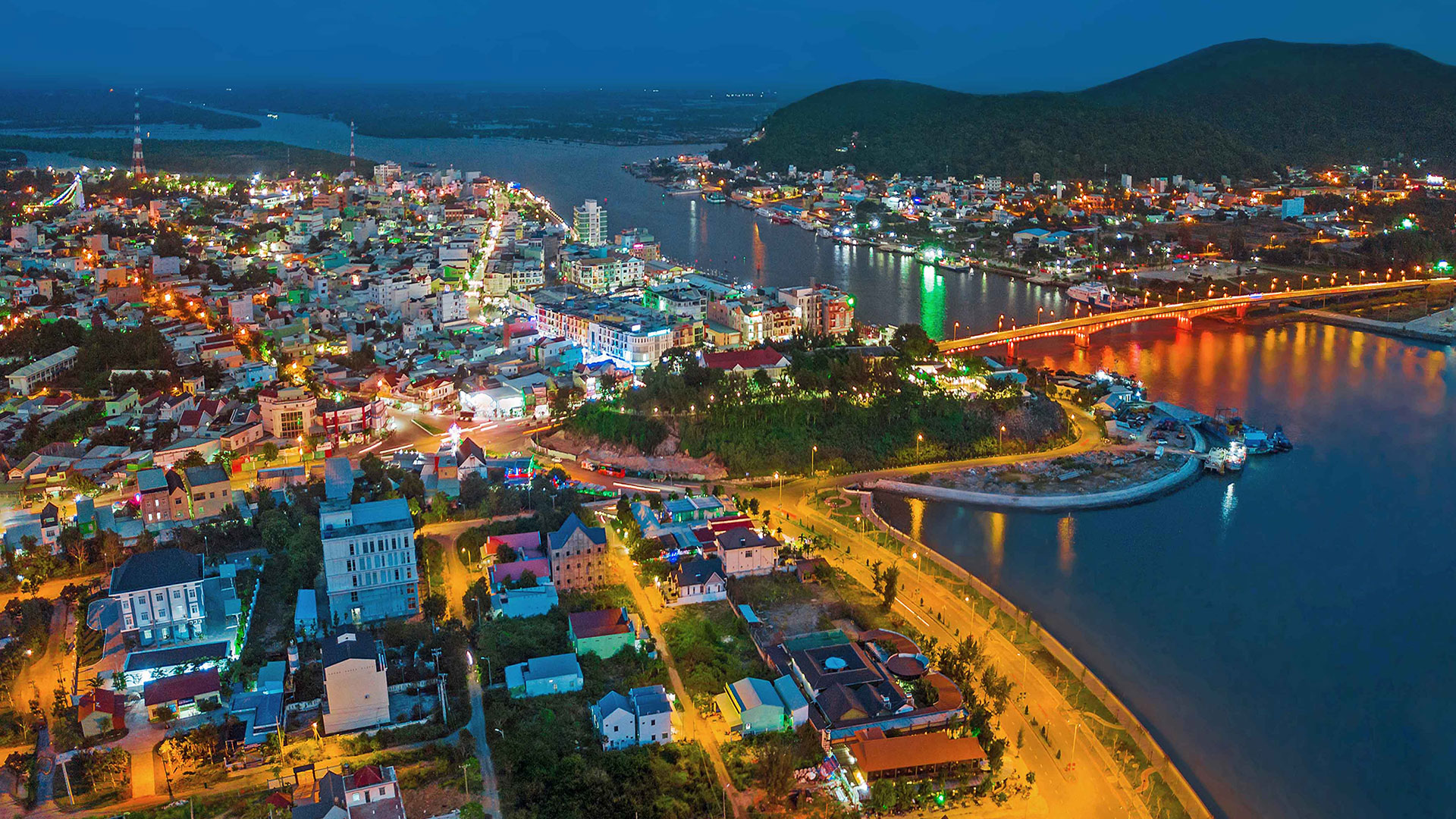 Thành phố Hà Tiên về đêm (Ảnh: Internet)