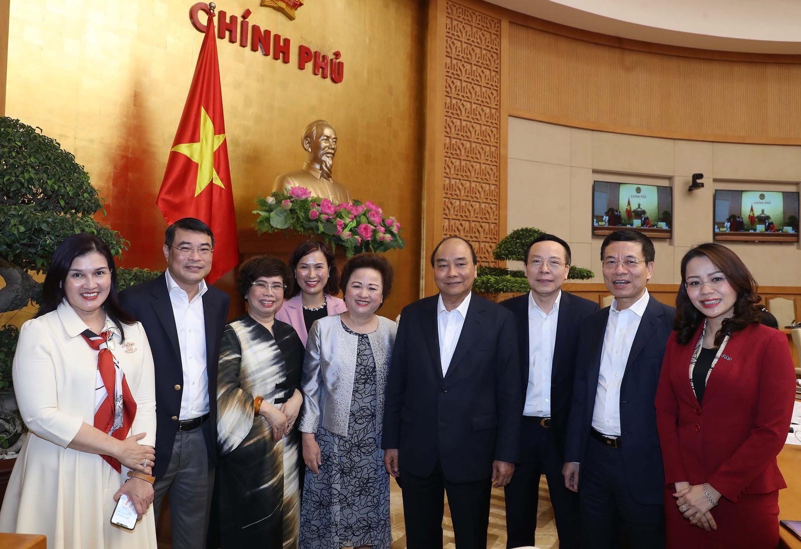 Thủ tướng Nguyễn Xuân Phúc và lãnh đạo các bộ, ngành cùng một số đại diện doanh nghiệp tư nhân tham dự cuộc họp