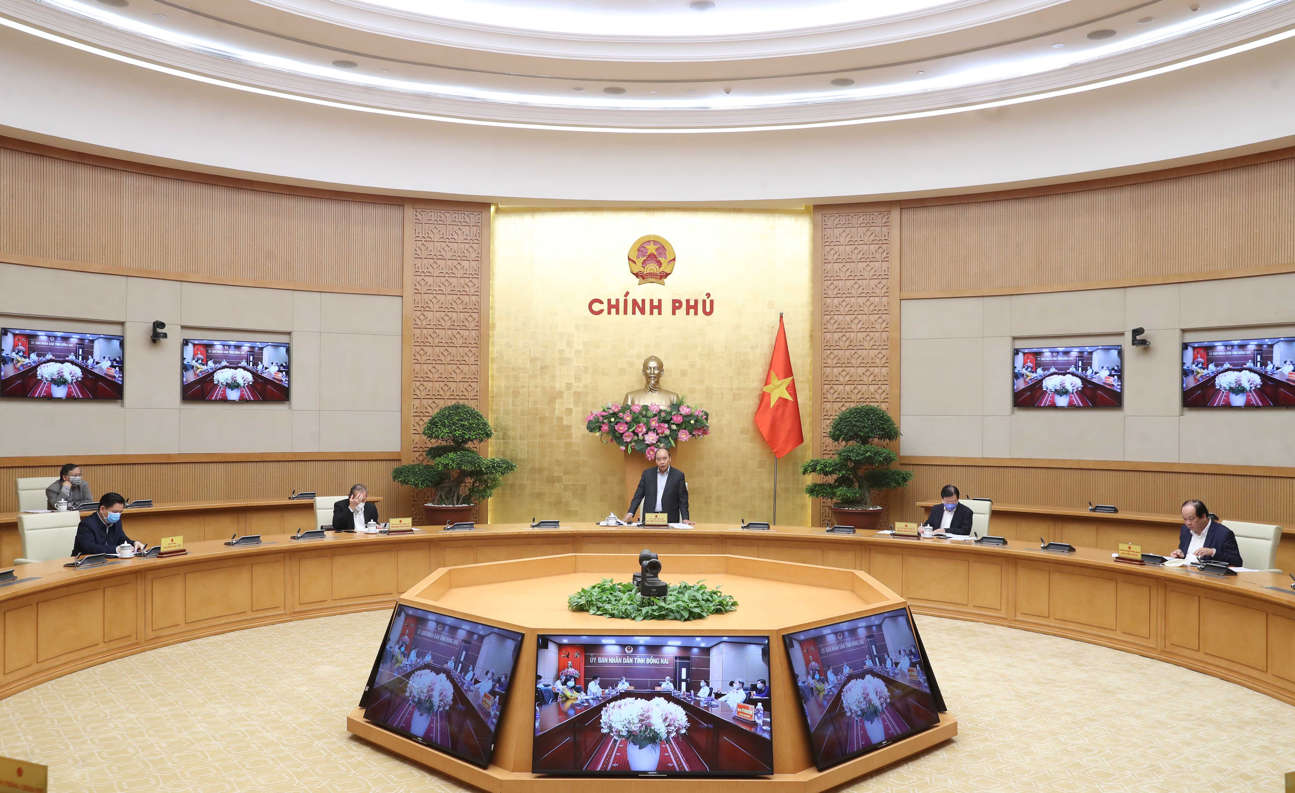 Thủ tướng Nguyễn Xuân Phúc chủ trì một cuộc họp của Chính phủ (Ảnh: VGP)