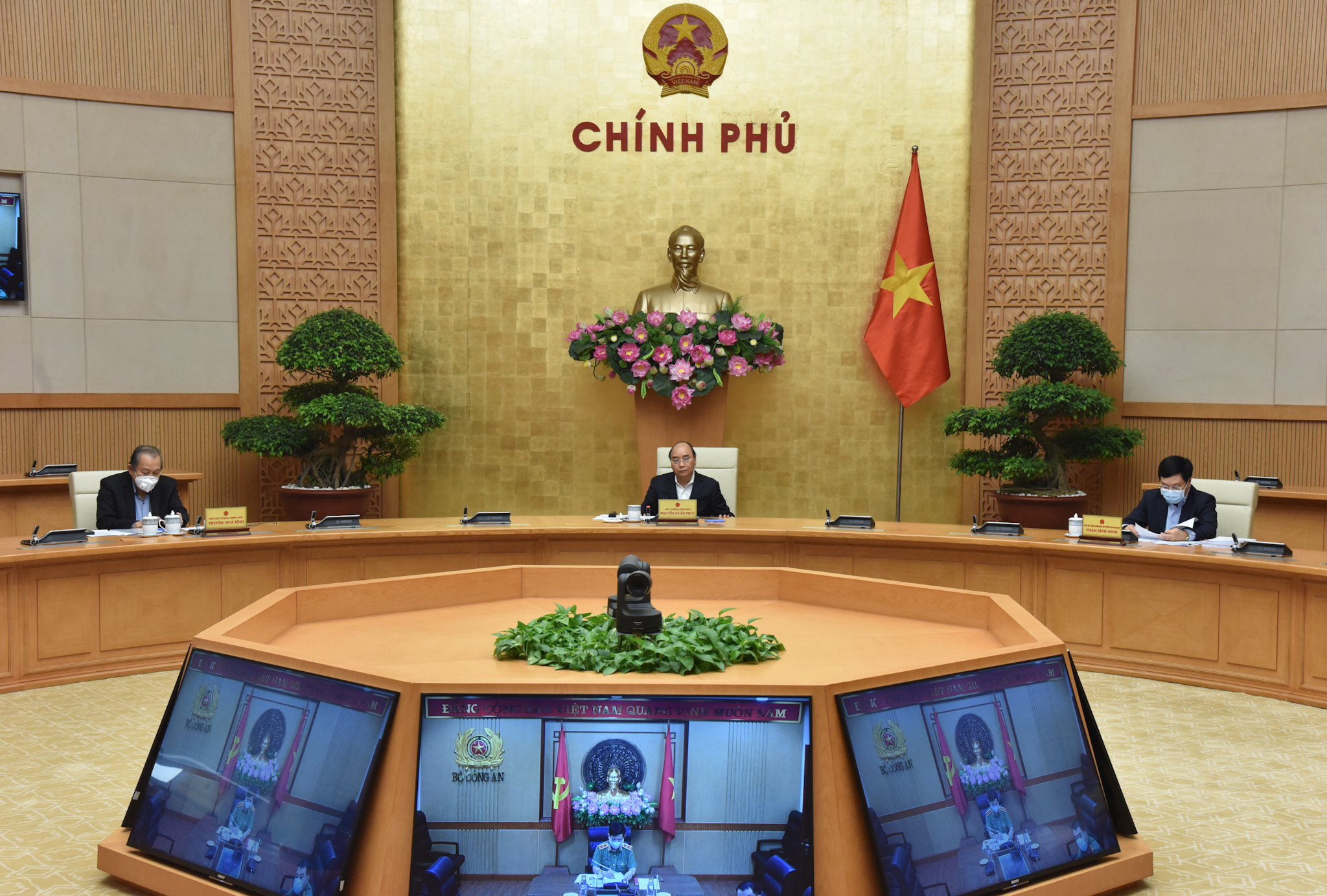Thủ tướng Chính phủ Nguyễn Xuân Phúc chủ trì phiên họp Thường trực Chính phủ (Ảnh: VGP(