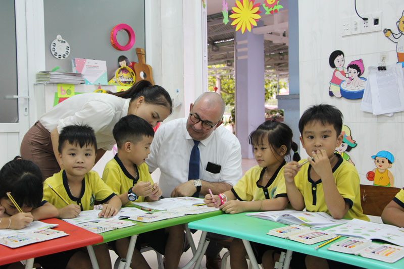 Đại sứ Bỉ Paul Jansen thăm trường mầm non tỉnh Quảng Trị