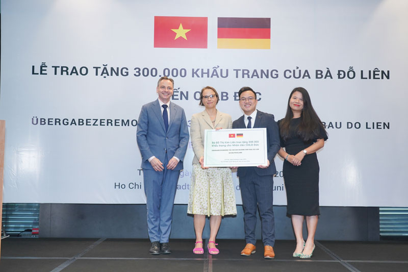 Đại diện gia đình bà Đỗ Liên trao tặng 300.000 khẩu trang cho Lãnh sự quán CHLB Đức