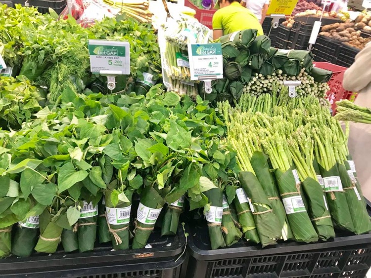 Các siêu thị sử dụng lá chuối để gói thực phẩm