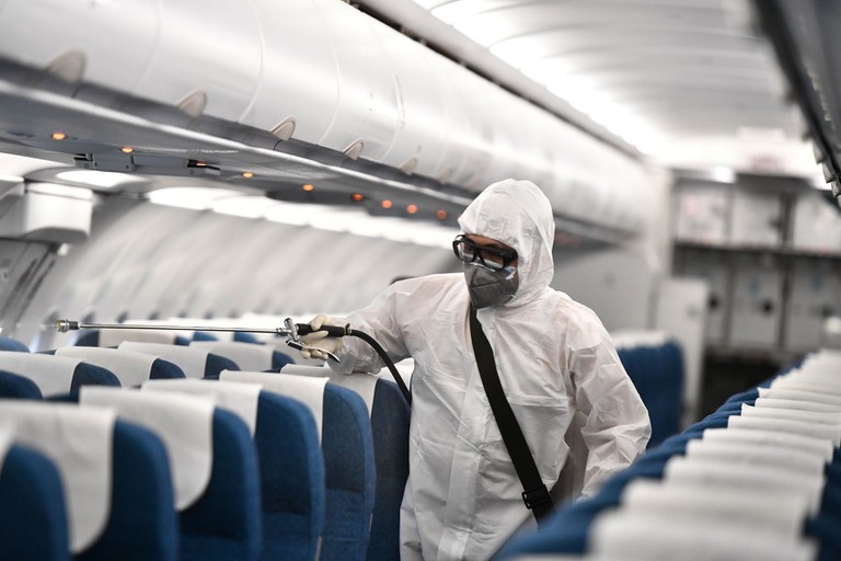 Máy bay được thực hiện khử trùng trong thời gian tập trung kiểm soát dịch bệnh (Ảnh: VNA)