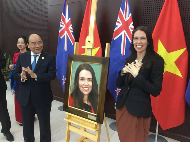 Thủ tướng Nguyễn Xuân Phúc tặng nữ Thủ tướng New Zealand một bức tranh chân dung sơn dầu khiến bà bất ngờ, bên lề Tuần lễ cấp cao APEC tại Việt Nam năm 2017