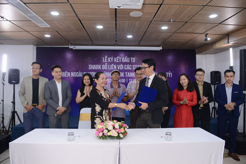Anh Lê Hoàng Nam đại diện Edu Pro Max ký kết nhận khoản đầu tư 20 tỷ đồng từ Shark Liên