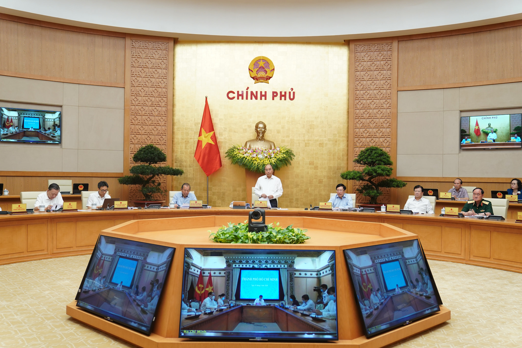 Thủ tướng Nguyễn Xuân Phúc chủ trì phiên họp Chính phủ thường kỳ tháng 7/2020 (Ảnh: VGP)