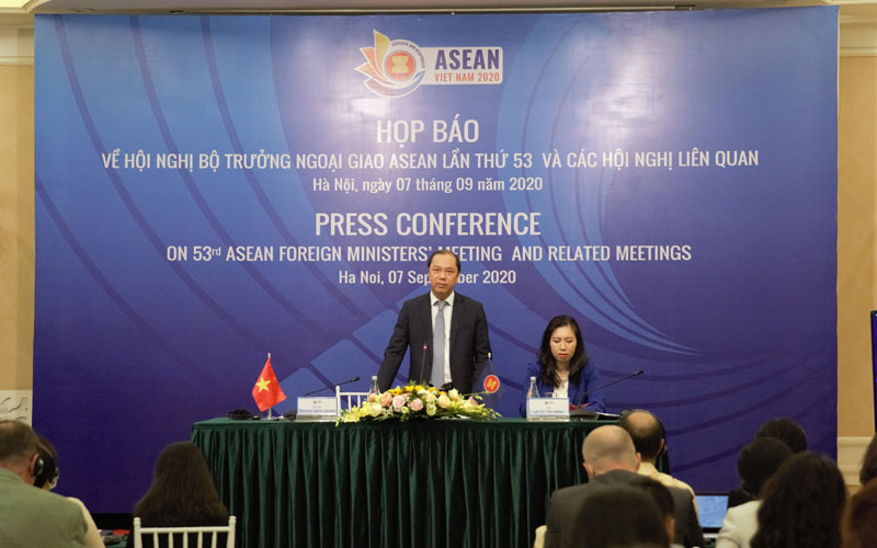 Thứ trưởng Nguyễn Quốc Dũng chủ trì buổi họp báo quốc tế