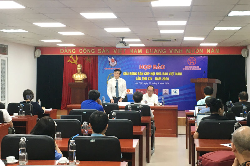 Phó chủ tịch thường trực Hội Nhà báo Việt Nam Hồ Quang Lợi trao đổi về Giải bóng bàn Cúp Hội Nhà báo Việt Nam năm 2020 (Ảnh: K.T)