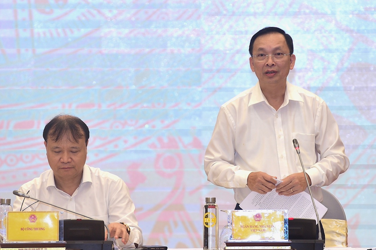 Phó Thống đốc NHNN Đào Minh Tú trả lời tại họp báo Chính phủ thường kỳ chiều 2/10 (Ảnh: Nhật Bắc)