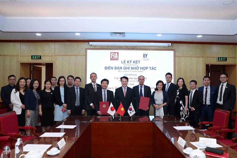Thứ trưởng Trần Quốc Phương chứng kiến lễ ký kết giữa Cục Đầu tư nước ngoài và Ernst & Young Vietnam (Ảnh: Đức Trung)
