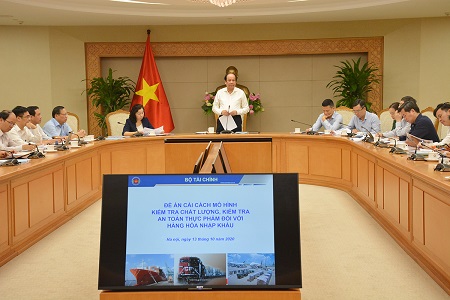 Bộ trưởng Mai Tiến Dũng chủ trì cuộc họp về dự thảo Đề án ngày 13/10 (Ảnh: VGP)