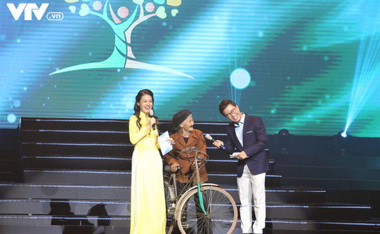 Câu chuyện đạp xe lên xã xin thoát nghèo của cụ bà Đỗ Thị Mơ (83 tuổi, huyện Thường Xuân, Thanh Hóa) trong chương trình “Cả nước chung tay vì người nghèo