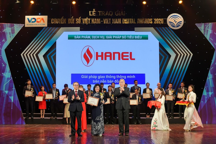 Bà Bùi Thị Hải Yến, Tổng Giám đốc CTCP Hanel nhận cúp và chứng nhận giải thưởng Chuyển đổi số Việt Nam năm 2020 cho sản phẩm Giải pháp giao thông thông minh trên nền bản đồ số của Hanel