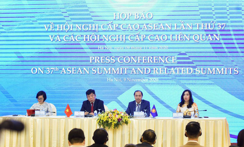 Thứ trưởng Bộ Ngoại giao Nguyễn Quốc Dũng chủ trì buổi họp báo về Hội nghị cấp cao ASEAN 37 và các Cấp cao liên quan (Ảnh: Báo Quốc tế)
