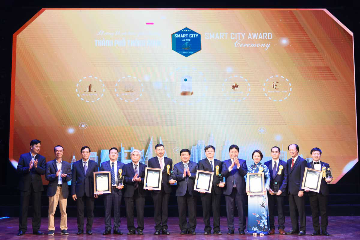 Bộ trưởng Bộ Kế hoạch và đầu tư Dương Chí Dũng trao giải thưởng xuất sắc nhất cho Công ty cổ phần FPT, Tập đoàn Viettel, Tập đoàn Bưu chính viễn thông VNPT, Công ty cổ phần Vinhomes và thành phố Đà Nẵng (Ảnh: Tuổi trẻ)