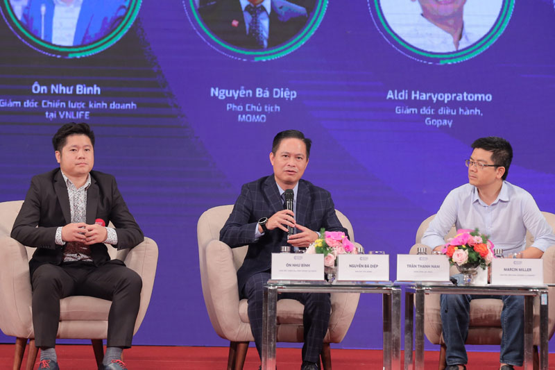Ông Nguyễn Bá Diệp (giữa) chia sẻ tại Vietnam Venture Summit 2020