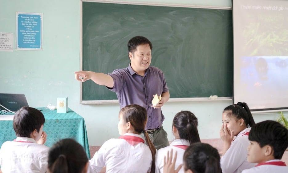 TS. Đàm Quang Minh trong một lần đứng lớp với các em học sinh phổ thông
