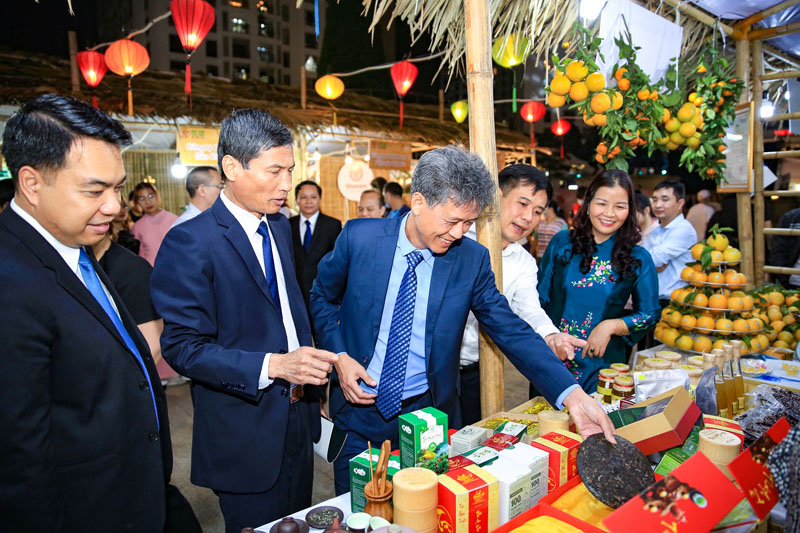 Ông Nguyễn Gia Phương thăm gian hàng tại Hội chợ Đặc sản Vùng miền Việt Nam 2020