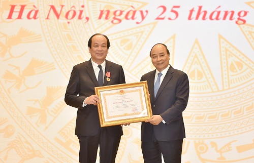 Thủ tướng trao Huân chương Lao động hạng Nhất cho Bộ trưởng, Chủ nhiệm VPCP (Ảnh: VGP/Quang Hiếu)