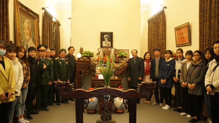 Tập thể thầy và trò Trường Đại học Nguyễn Trãi cùng các cựu chiến binh chụp ảnh lưu niệm cùng gia đình Đại tướng Võ Nguyên Giáp