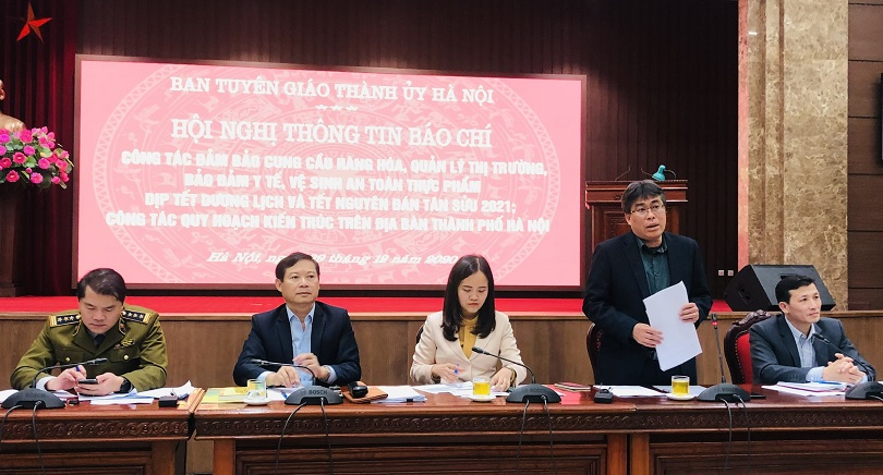 Phó Giám đốc Sở Quy hoạch - Kiến trúc Hà Nội Phạm Quốc Tuyến trao đổi tại buổi giao ban báo chí 