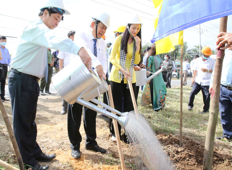 Phó Thủ tướng Trương Hòa Bình cùng lãnh đạo tỉnh Bến Tre tham gia trồng cay
