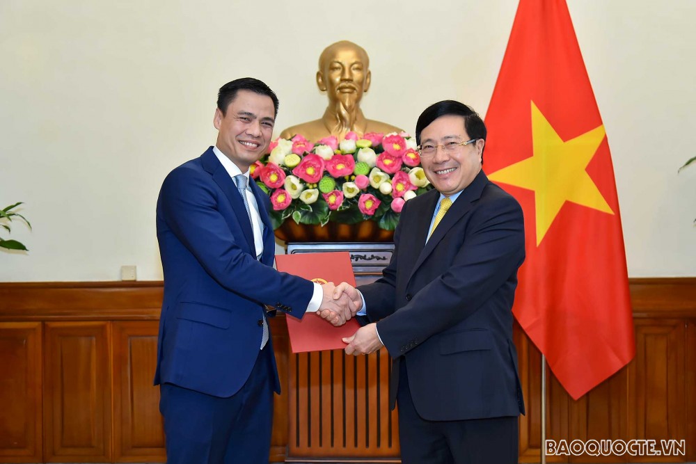 Phó Thủ tướng, Bộ trưởng Ngoại giao Phạm Bình Minh đã trao quyết định bổ nhiệm Thứ trưởng Ngoại giao cho ông Đặng Hoàng Giang (Ảnh: Tuấn Anh/Báo Quốc tế)
