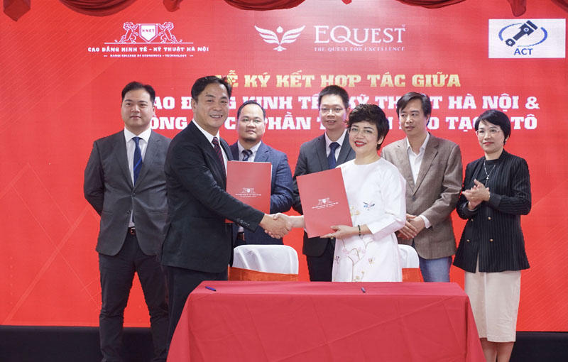 Đại diện Trường Cao đẳng kinh tế - Kỹ thuật Hà Nội ký kết hợp tác với đại diện 6 doanh nghiệp