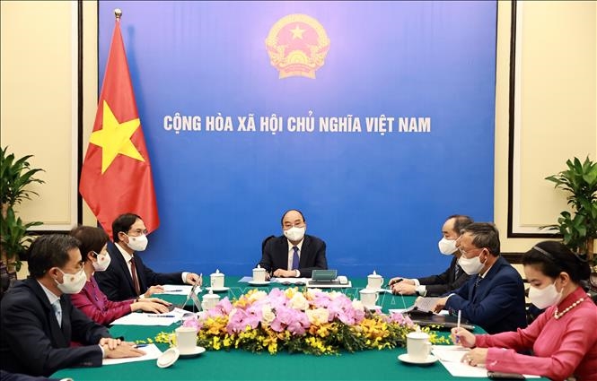 Chủ tịch nước Nguyễn Xuân Phúc điện đàm với lãnh đạo các nước (Ảnh: TTXVN)