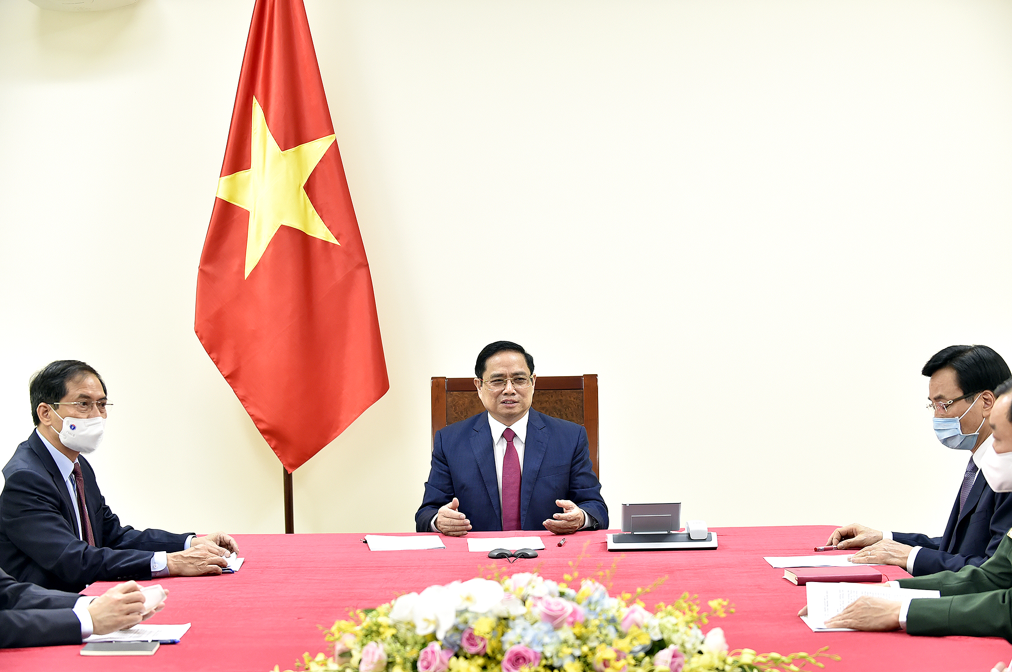 Thủ tướng Phạm Minh Chính điện đàm với Thủ tướng Trung Quốc Lý Khắc Cường (Ảnh: Nhật Bắc)