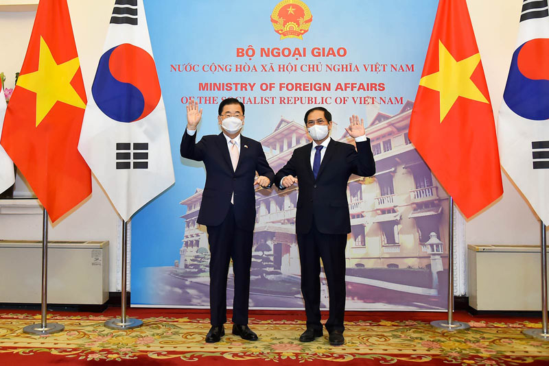 Bộ trưởng Ngoại giao Bùi Thanh Sơn và Bộ trưởng Ngoại giao Hàn Quốc Chung Eui Yong