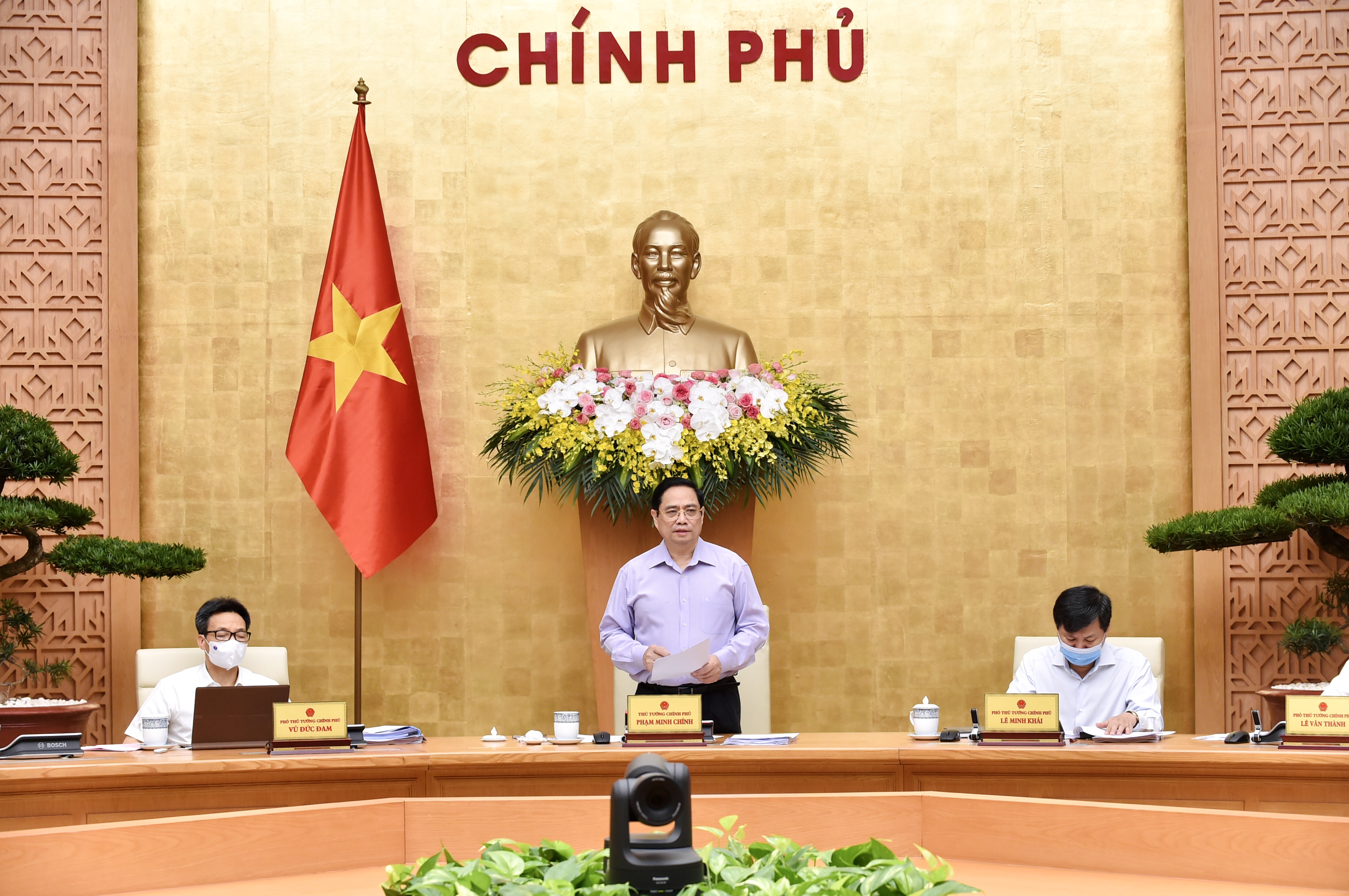 Thủ tướng Phạm Minh Chính yêu cầu, phải nâng cao nhận thức về ý nghĩa, tầm quan trọng của việc xây dựng và thực thi pháp luật (Ảnh: Nhật Bắc)