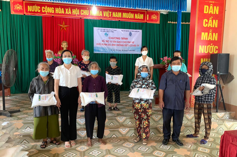 Hội Liên hiệp Phụ nữ tỉnh Hà Tĩnh thay mặt các nhà tài trợ trao tặng gạo cho người dân (Ảnh: ĐSQ Bỉ tại Việt Nam)