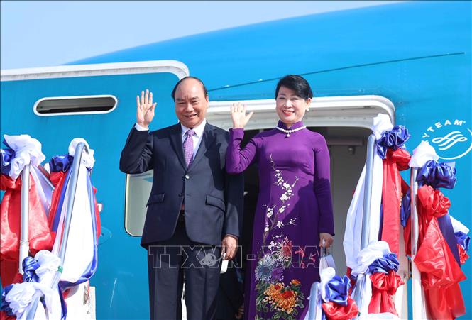 Chủ tịch nước Nguyễn Xuân Phúc và Phu nhân tại Sân bay quốc tế Wattay, Thủ đô Vientiane. (Ảnh: Thống Nhất/TTXVN)