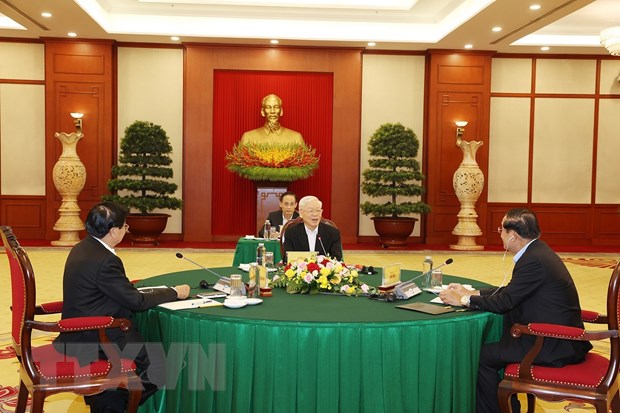 Tổng Bí thư Nguyễn Phú Trọng, Tổng Bí thư Đảng Nhân dân Cách mạng Lào Thongloun Sisoulith và Chủ tịch Đảng Nhân dân Campuchia Hun Sen tại cuộc gặp. (Ảnh: TTXVN)