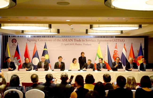 Ngày 23/4/2019, tại Thái Lan, các Bộ trưởng kinh tế ASEAN ký kết hai văn kiện về ATISA và ACIA (Ảnh: TTXVN)
