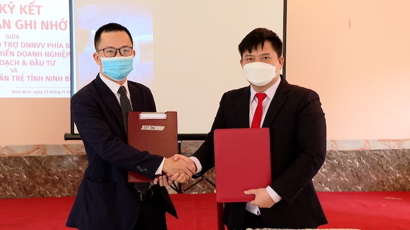 Đại diện Hội doanh nhân trẻ Ninh Bình và đại diện Trung tâm ký kết biên bản ghi nhớ hợp tác