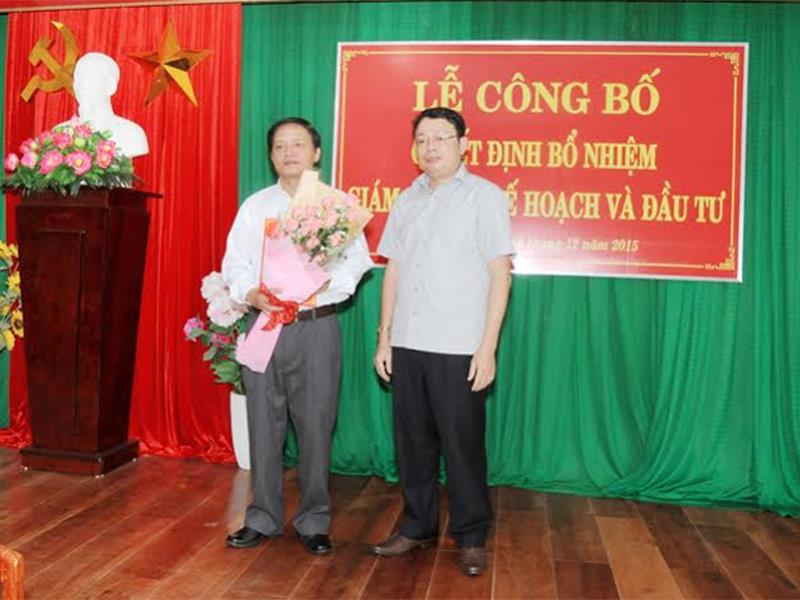 Chủ tịch UBND tỉnh Phú Yên Hoàng Văn Trà (bên phải) trao quyết định bổ nhiệm cho ông Lê Tấn Hổ
