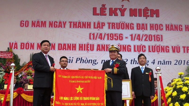 Ông Đinh La Thăng trao danh hiệu anh hùng lực lượng Vũ trang nhân dân cho Trường Đại học Hàng hải Việt Nam