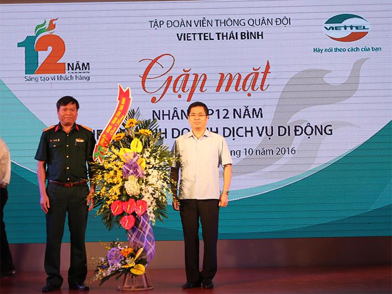 Phó chủ tịch UBND tỉnh Thái Bình Nguyễn Hoàng Giang tặng hoa chúc mừng Viettel Thái Bình