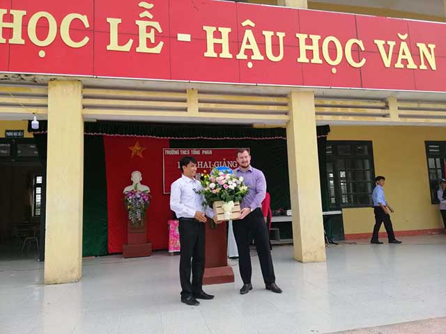 Hoạt động trao tặng sách tại trường tiểu học và trung học cơ sở Tống Phan, Hưng Yên