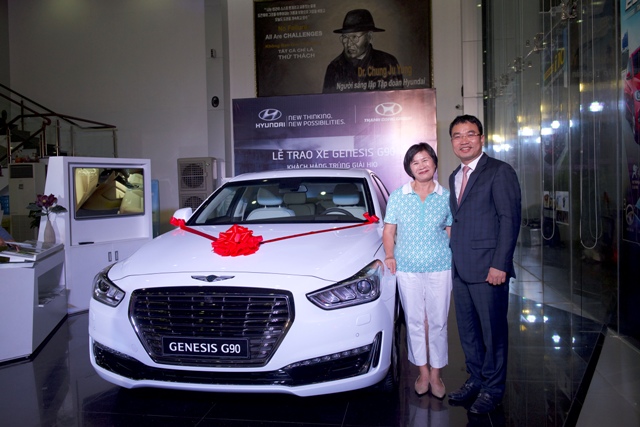 Bà Bùi Thị Hồng Thanh bên cạnh giải thưởng là chiếc Genesis G90