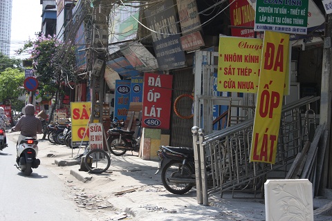 Biển quảng cáo tại một góc phố Hà Nội (Ảnh minh họa)