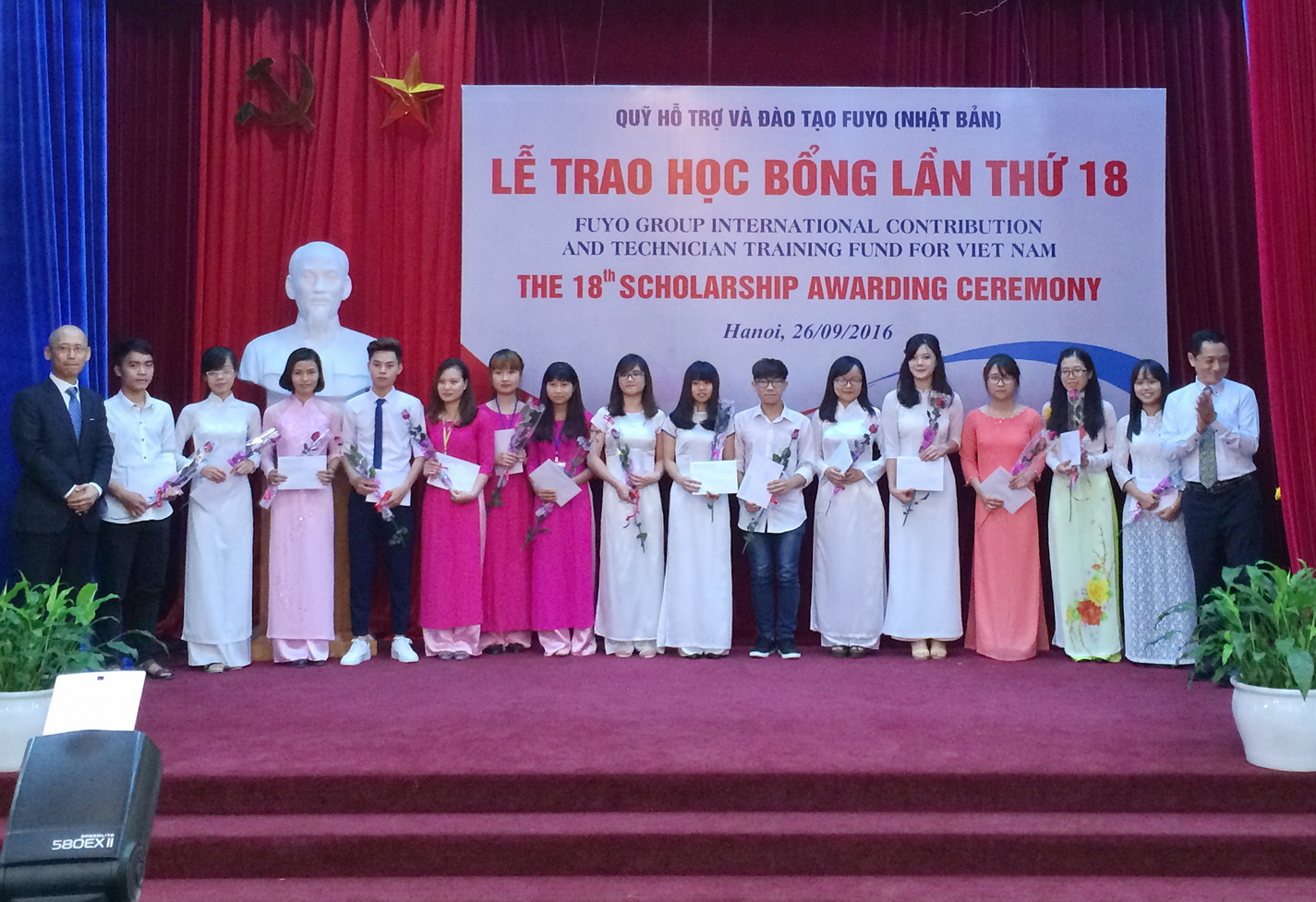 Ông Nguyễn Xuân Tiến, Phó Vụ trưởng Vụ kinh tế đối ngoại và đại diện Quỹ FUYO trao học bổng cho các sinh viên xuất sắc